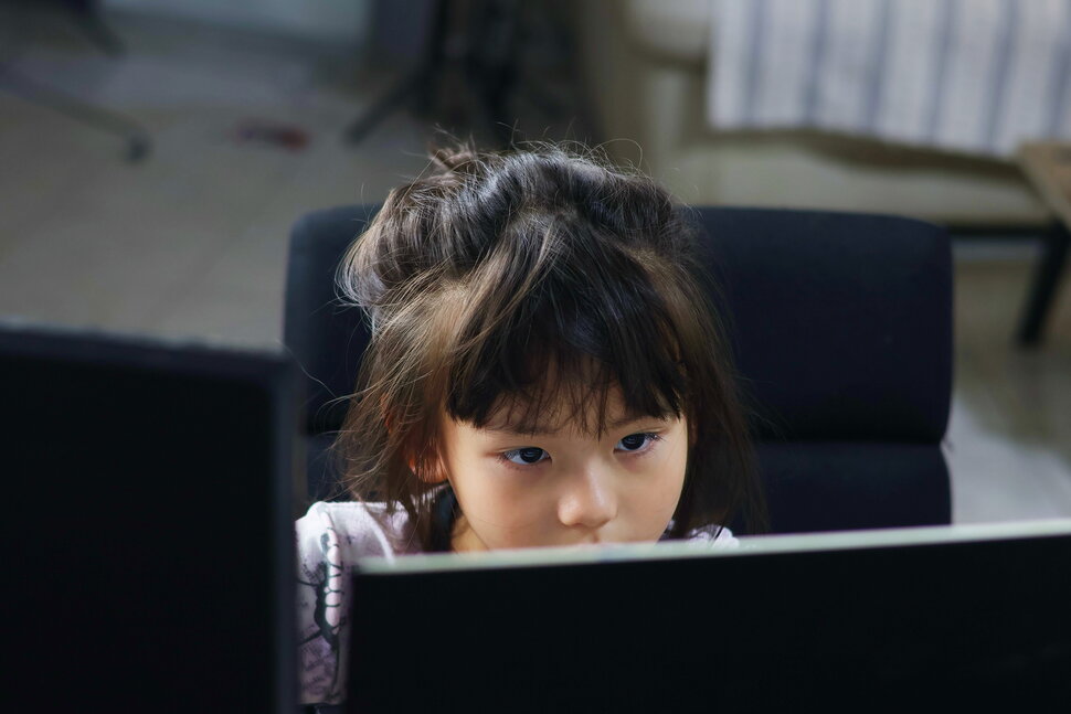 little girl looking the computer ... Getty Images